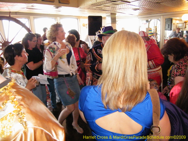 2009-Krewe-of-Choctaw-River-Parade-Steamboat-Natchez-Mardi-Gras-Westbank-5937