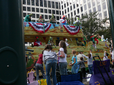 2008-Krewe-of-Thoth-New-Orleans-Mardi-Gras-Parade-300227