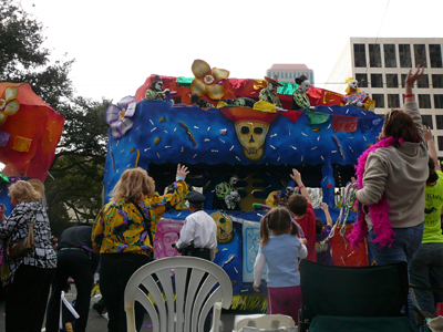 2008-Krewe-of-Thoth-New-Orleans-Mardi-Gras-Parade-300324